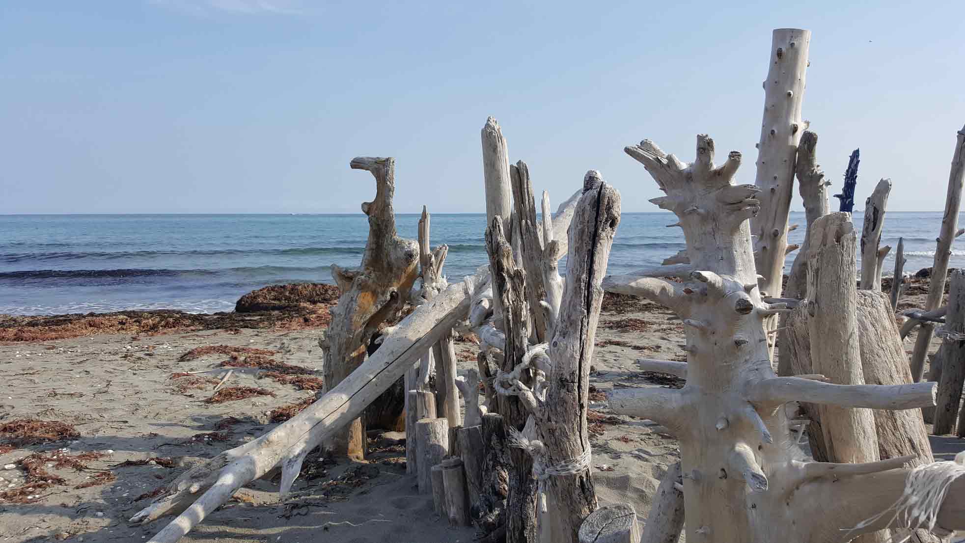 Una striscia di terra protetta dall'irruenza delle acque da una delle più poderose difese dal mare che la Serenissima seppe realizzare nel '700 per salvare la sua città: i Murazzi, una scogliera artificiale, verticale verso la laguna e grondante verso l'Adriatico. Fu costruita con blocchi di pietra d'Istria lavorati in forma grossolana per un tratto di circa venti chilometri, fra quei litorali che sono la naturale difesa del patrimonio artistico, culturale ed economico che ha il proprio cuore in Venezia.